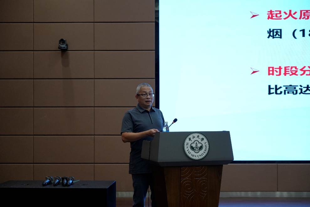 男人和女人站在电视前
AI 生成的内容可能不正确。